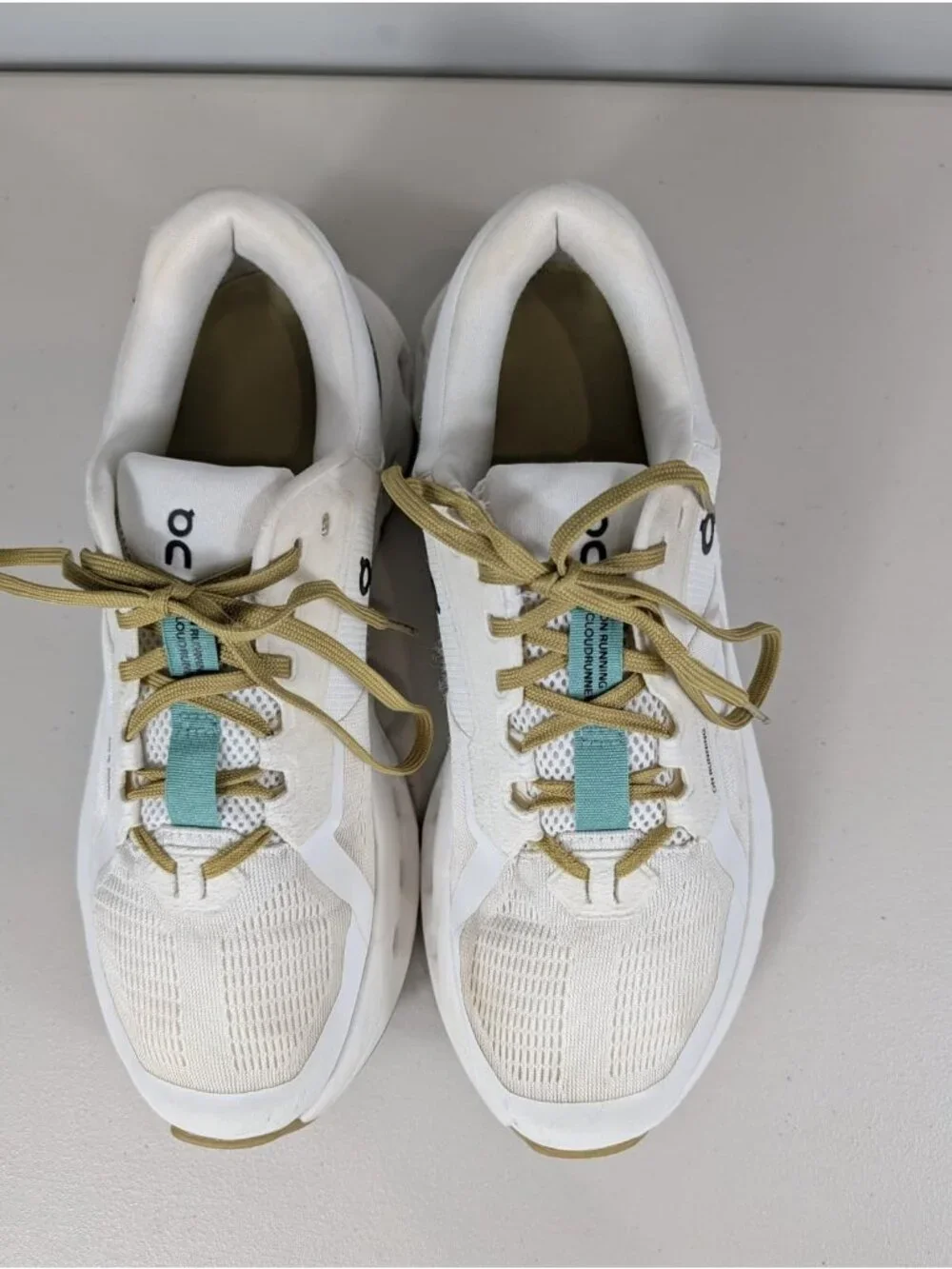 On cloud cloud runner2 undyed green, white running shoes women's size 9.5
